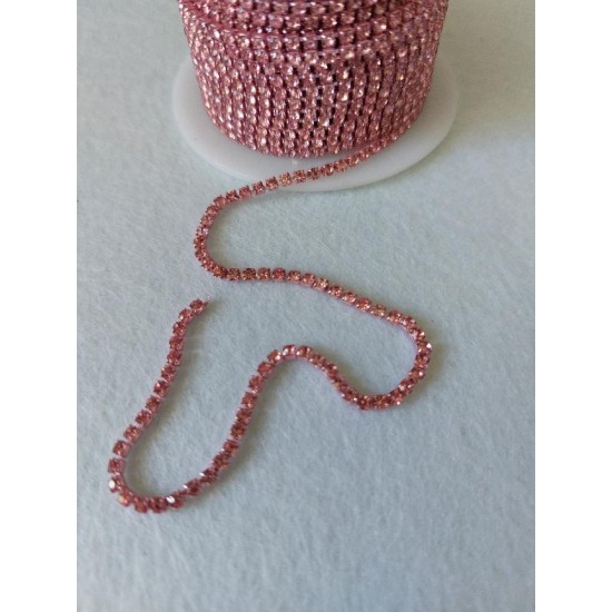 Стразовая цепочка  2 мм SS6 розовая в розовой оправе, цена за 50 см